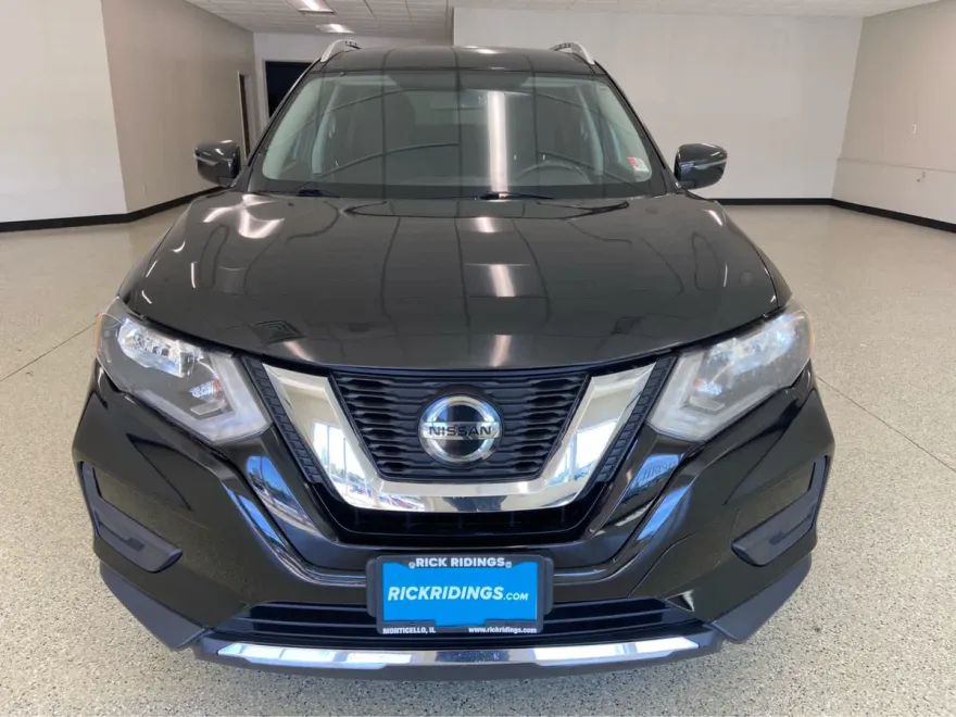2018 Nissan Rogue SV photo 1