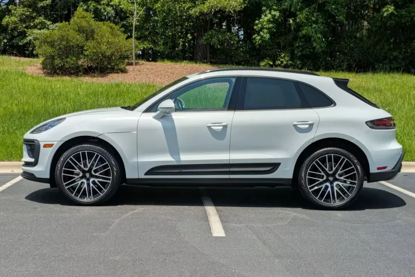 2022 Porsche Macan photo 1