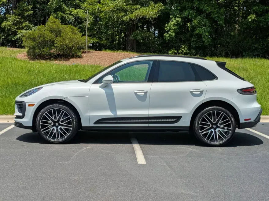 2022 Porsche Macan photo 1