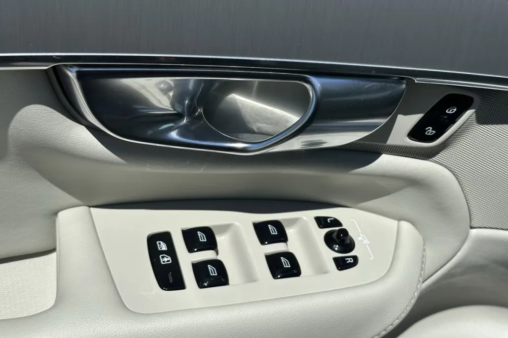 2023 Volvo XC90 Core photo 1