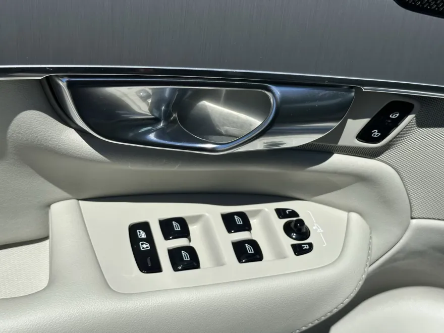 2023 Volvo XC90 Core photo 1
