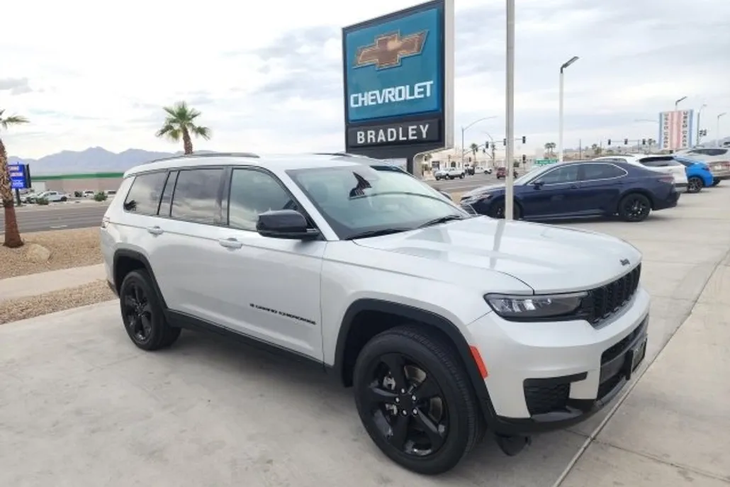 2023 Jeep Grand Cherokee Altitude photo 1
