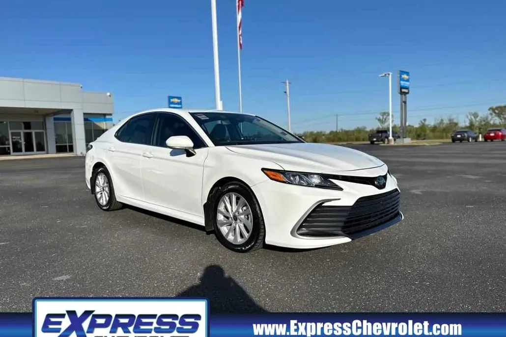 2023 Toyota Camry LE photo 1