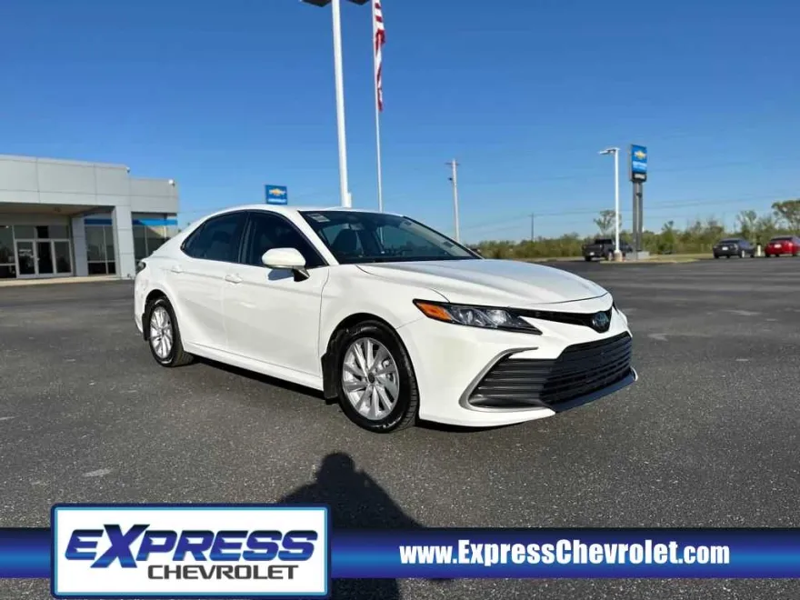 2023 Toyota Camry LE photo 1