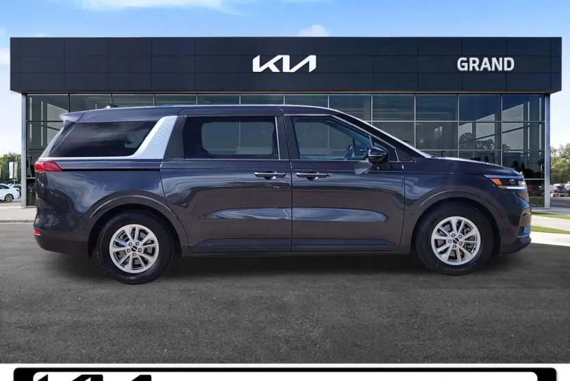 2023 Kia Carnival LX photo 1