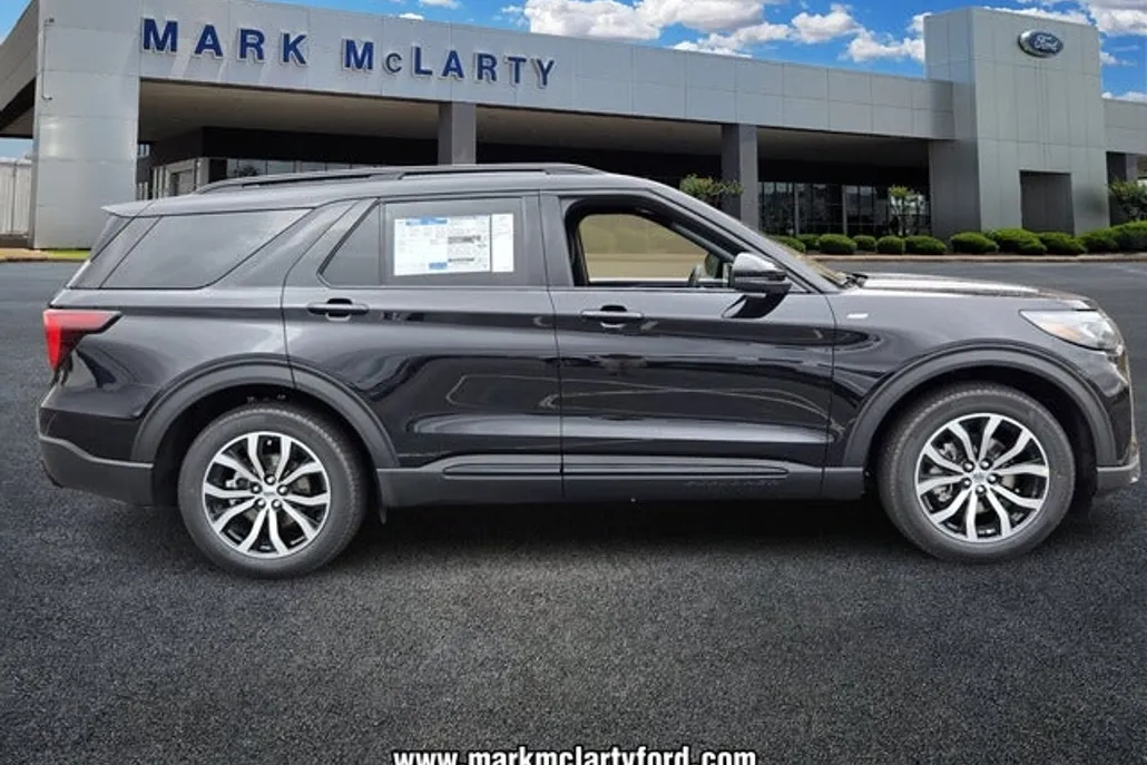 2025 Ford Explorer ST-Line photo 1