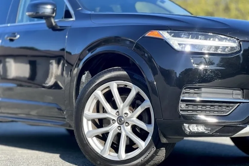 2017 Volvo XC90 T6 AWD Momentum photo 1