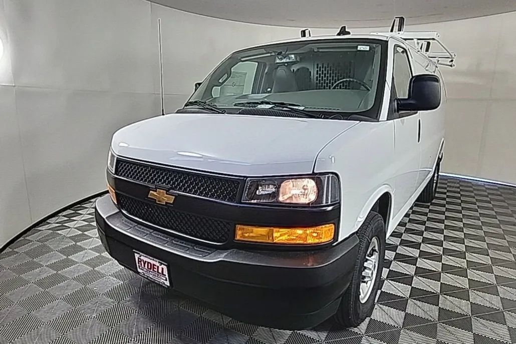 2025 Chevrolet Express Cargo 3500 photo 1