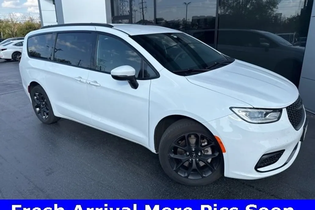 2023 Chrysler Pacifica Touring L photo 1