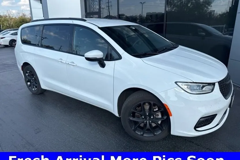 2023 Chrysler Pacifica Touring L photo 1