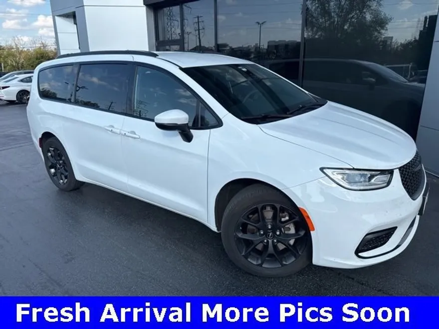 2023 Chrysler Pacifica Touring L photo 1