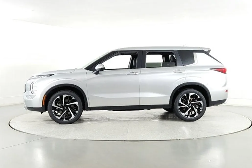 2024 Mitsubishi Outlander SE photo 1