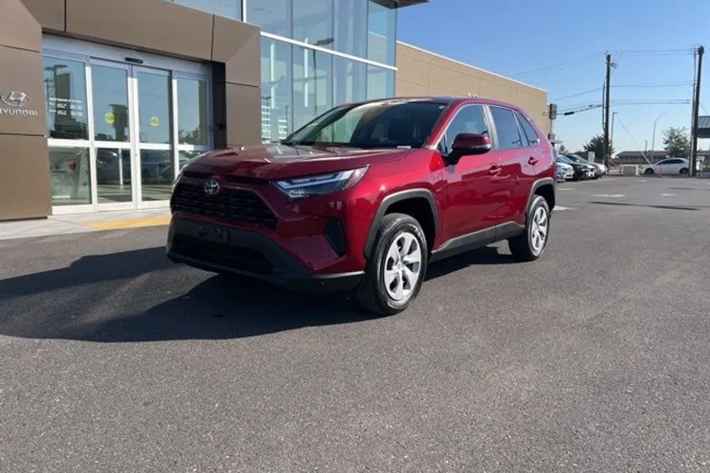2023 Toyota RAV4 LE photo 1