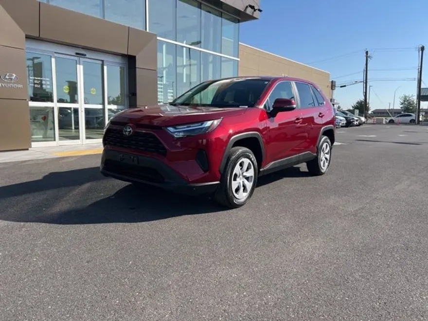 2023 Toyota RAV4 LE photo 1