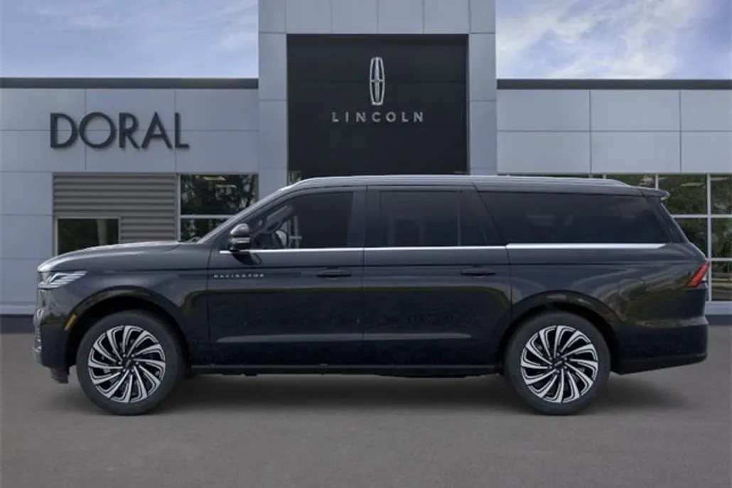 2025 Lincoln Navigator Black Label photo 1