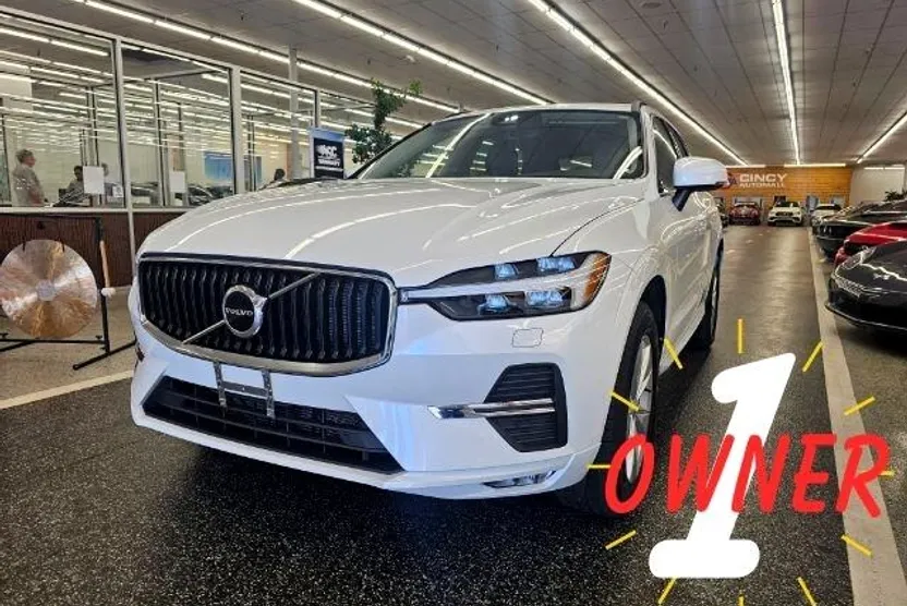 2022 Volvo XC60 B5 Momentum photo 1
