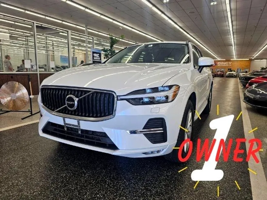 2022 Volvo XC60 B5 Momentum photo 1