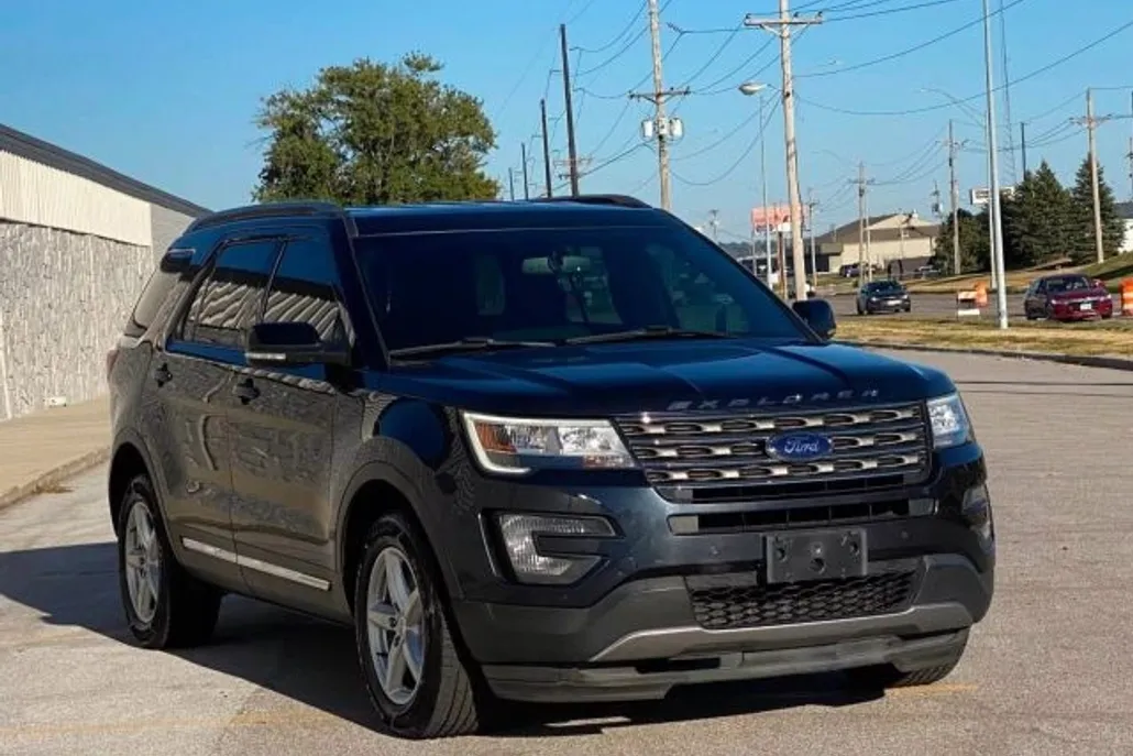 2017 Ford Explorer XLT Sport photo 1