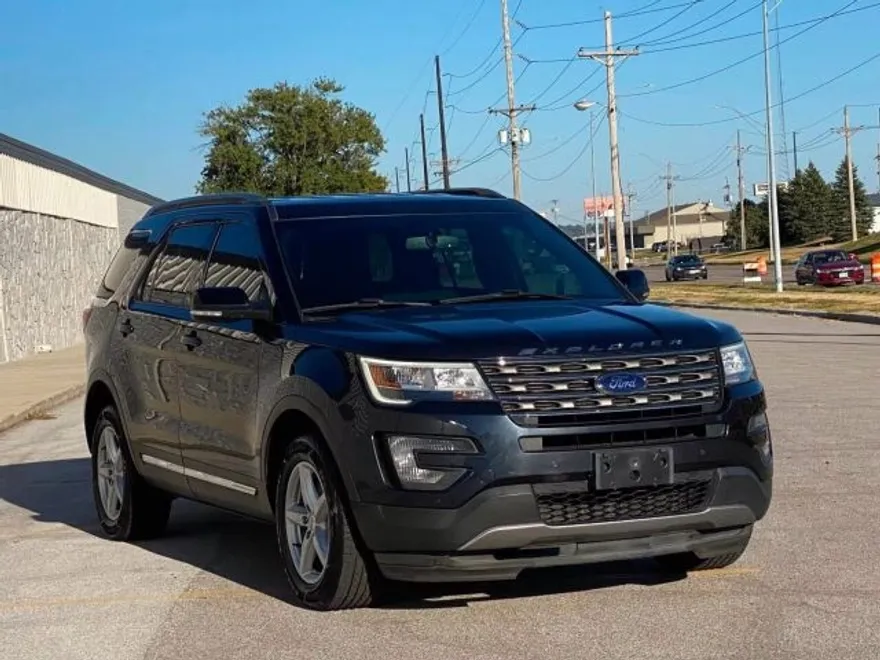 2017 Ford Explorer XLT Sport photo 1