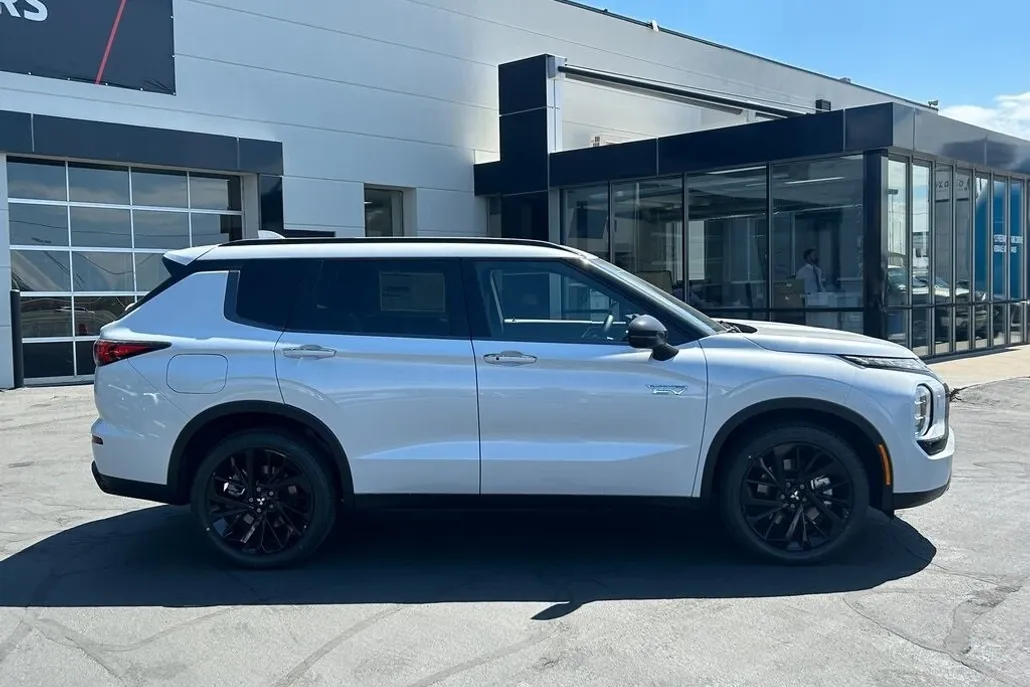 2025 Mitsubishi Outlander PHEV SEL photo 1