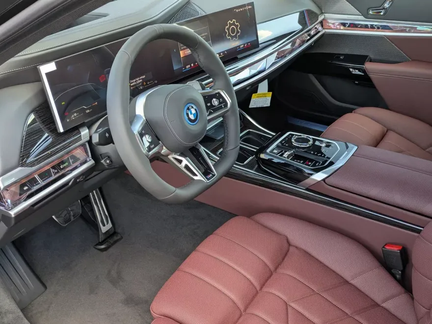 2026 Bmw 750e photo 1