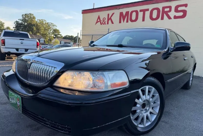2006 Lincoln Town Car Signature photo 1