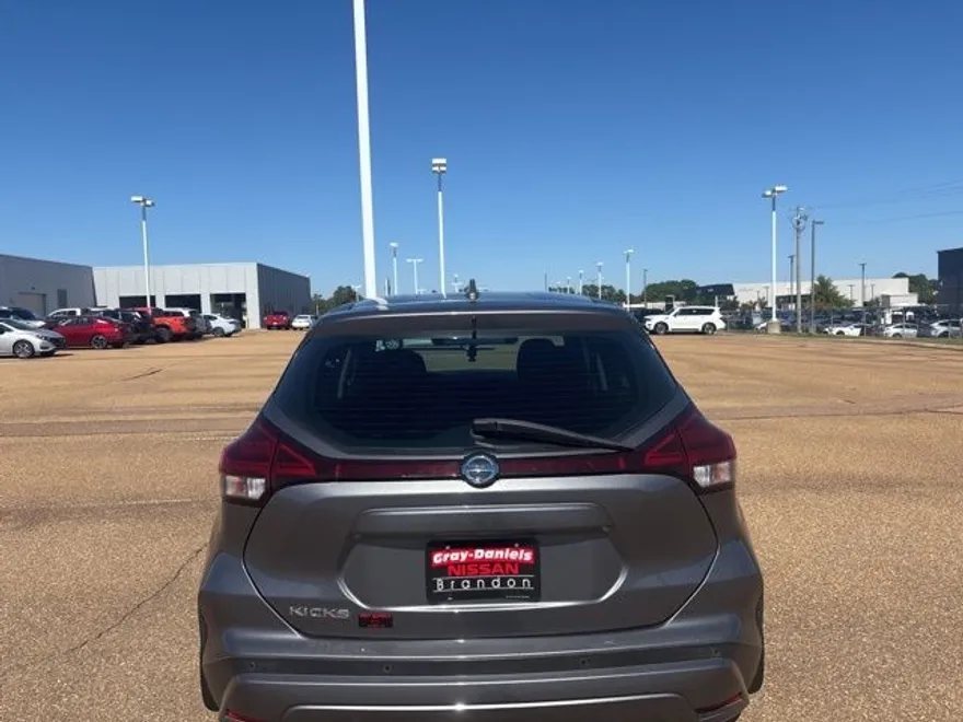 2021 Nissan Kicks S photo 1