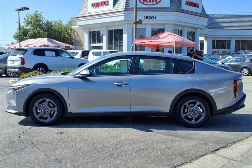 2025 Kia K4 LXS photo 1