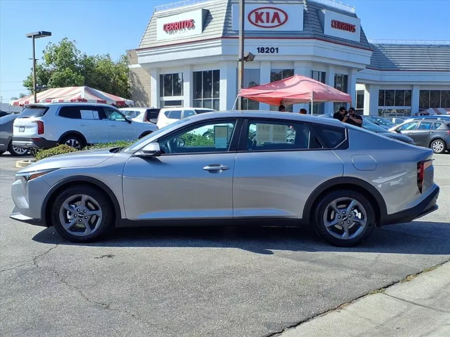 2025 Kia K4 LXS photo 1