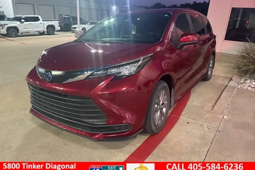 2022 Toyota Sienna LE photo 1