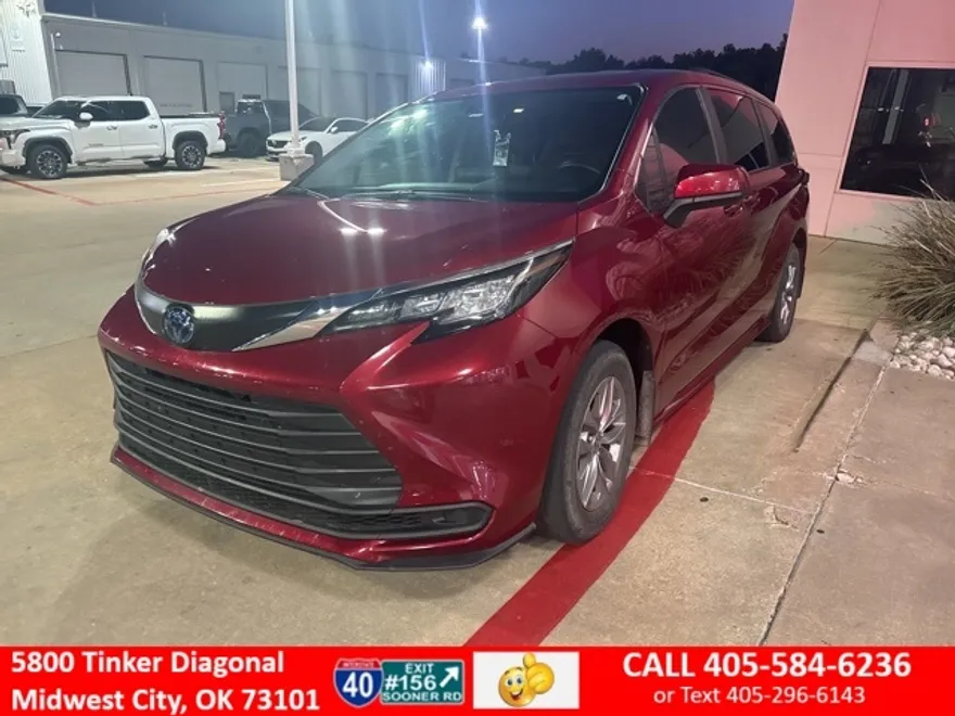 2022 Toyota Sienna LE photo 1