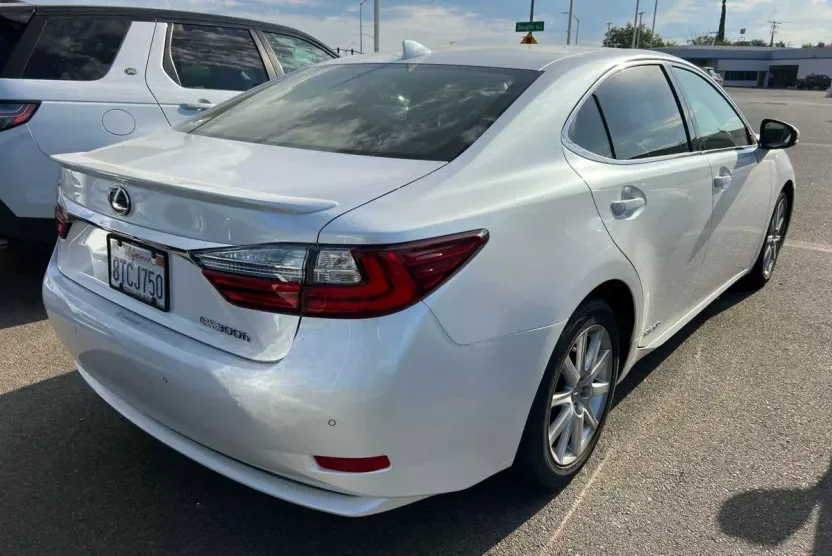 2017 Lexus ES 300h photo 1