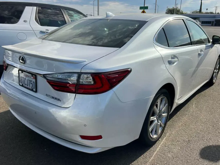 2017 Lexus ES 300h photo 1