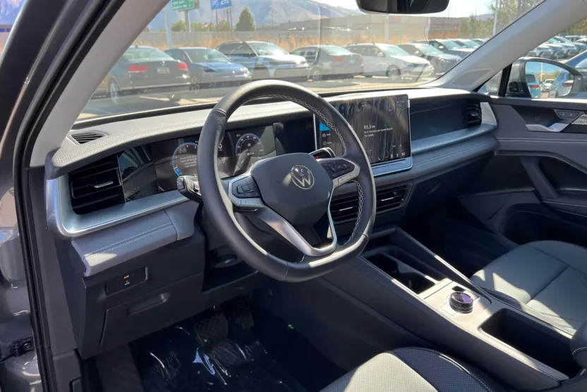 2025 Volkswagen Tiguan SE photo 1