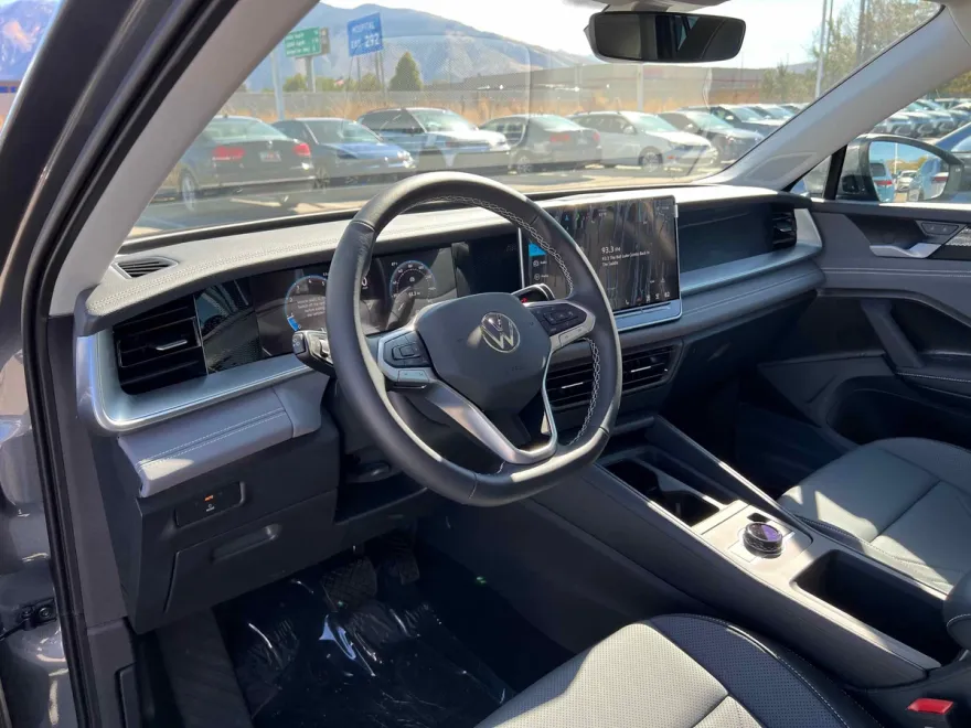 2025 Volkswagen Tiguan SE photo 1