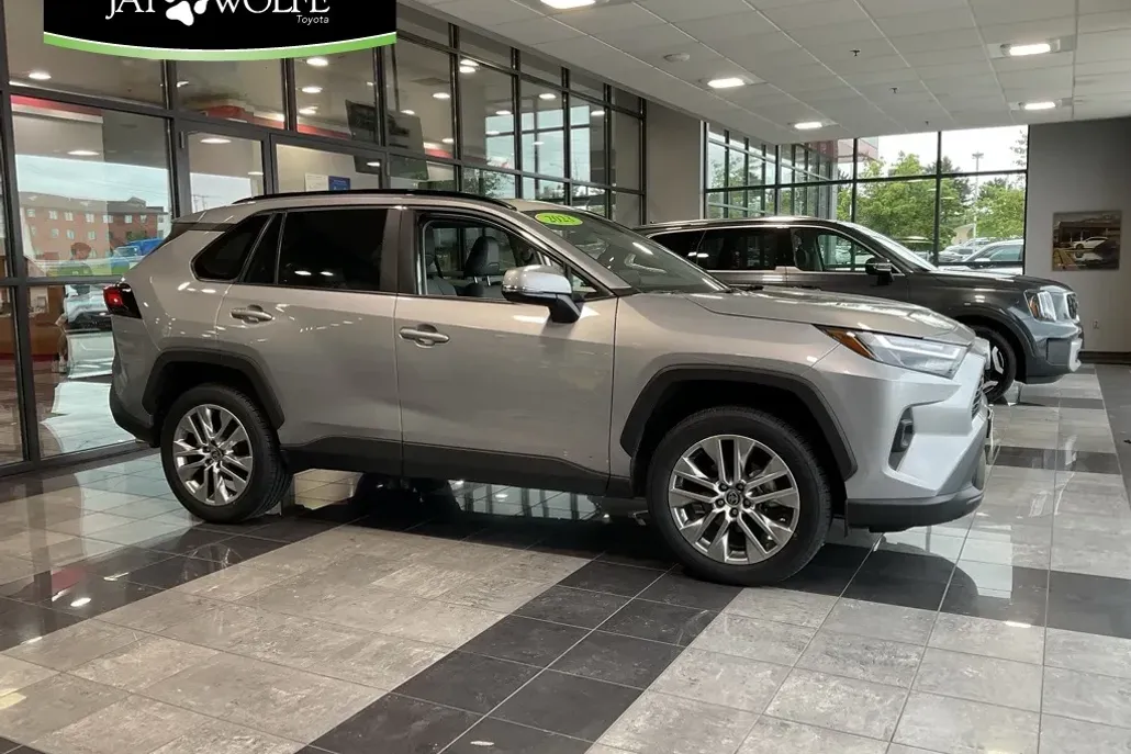 2023 Toyota RAV4 XLE Premium photo 1