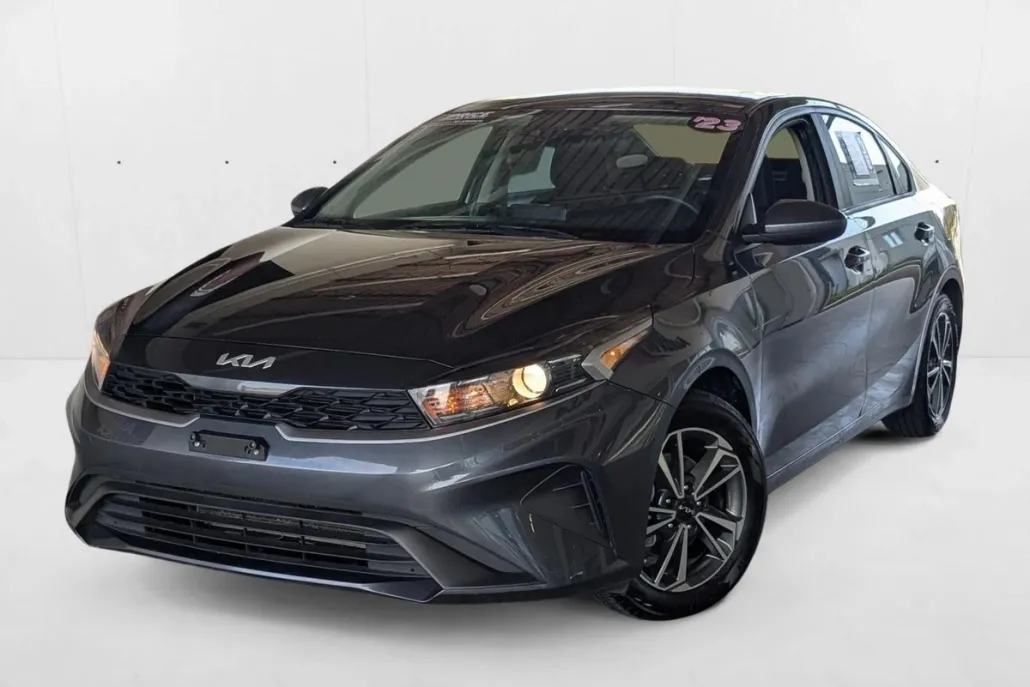 2023 Kia Forte LXS photo 1