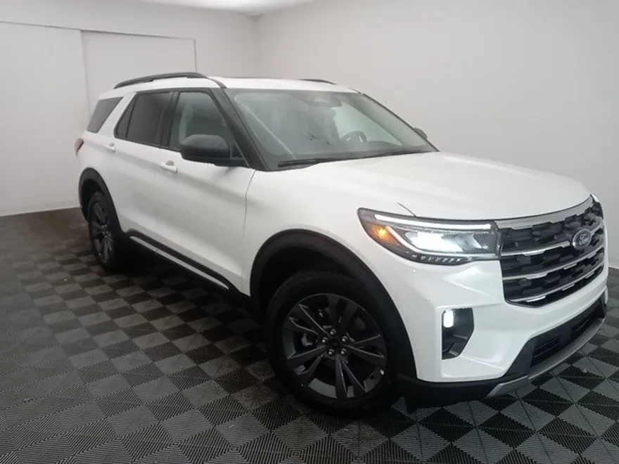 2025 Ford Explorer photo 1