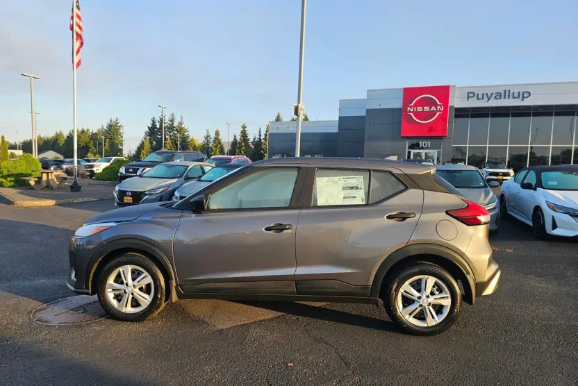 2025 Nissan Kicks Play S photo 1
