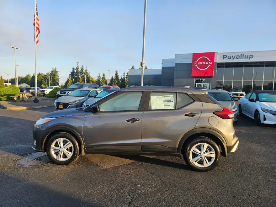 2025 Nissan Kicks Play S photo 1