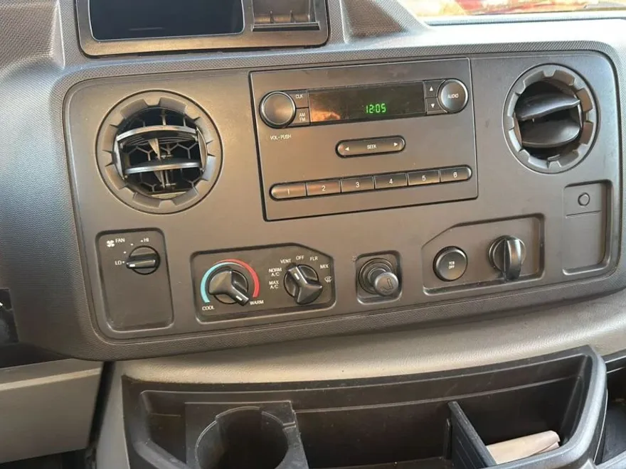 2011 Ford E-250 photo 1