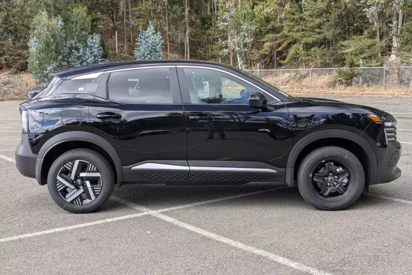 2025 Nissan Kicks SV photo 1