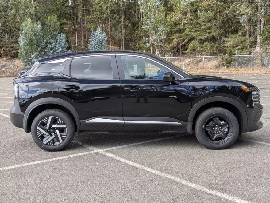 2025 Nissan Kicks SV photo 1
