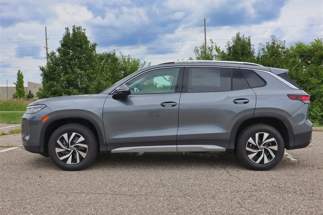 2025 Volkswagen Tiguan S photo 1