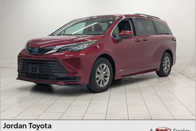 2021 Toyota Sienna LE photo 1