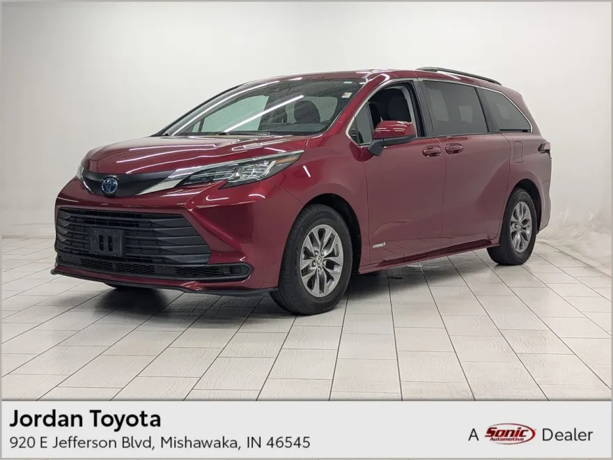 2021 Toyota Sienna LE photo 1