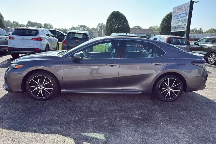 2022 Toyota Camry SE photo 1