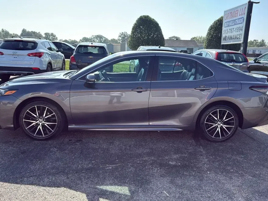 2022 Toyota Camry SE photo 1