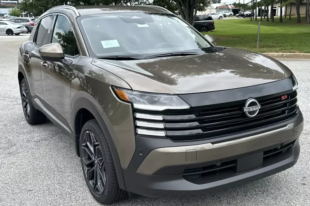 2025 Nissan Kicks SR photo 1
