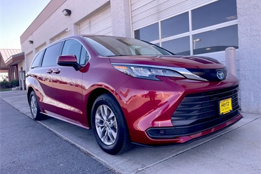 2024 Toyota Sienna LE photo 1